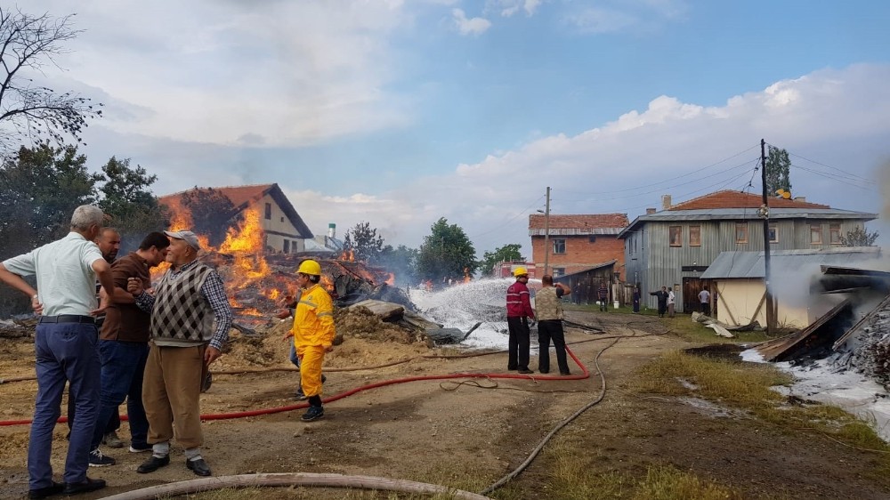 Kastamonu’da halen devam eden yangında 6 ev yandı