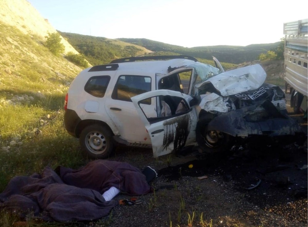 Elazığ’da araçlar kafa kafaya çarpıştı: 2 ölü, 1 yaralı