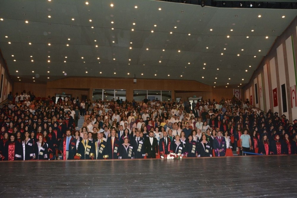 YDÜ Hemşirelik Fakültesi mezuniyet töreni gerçekleştirildi