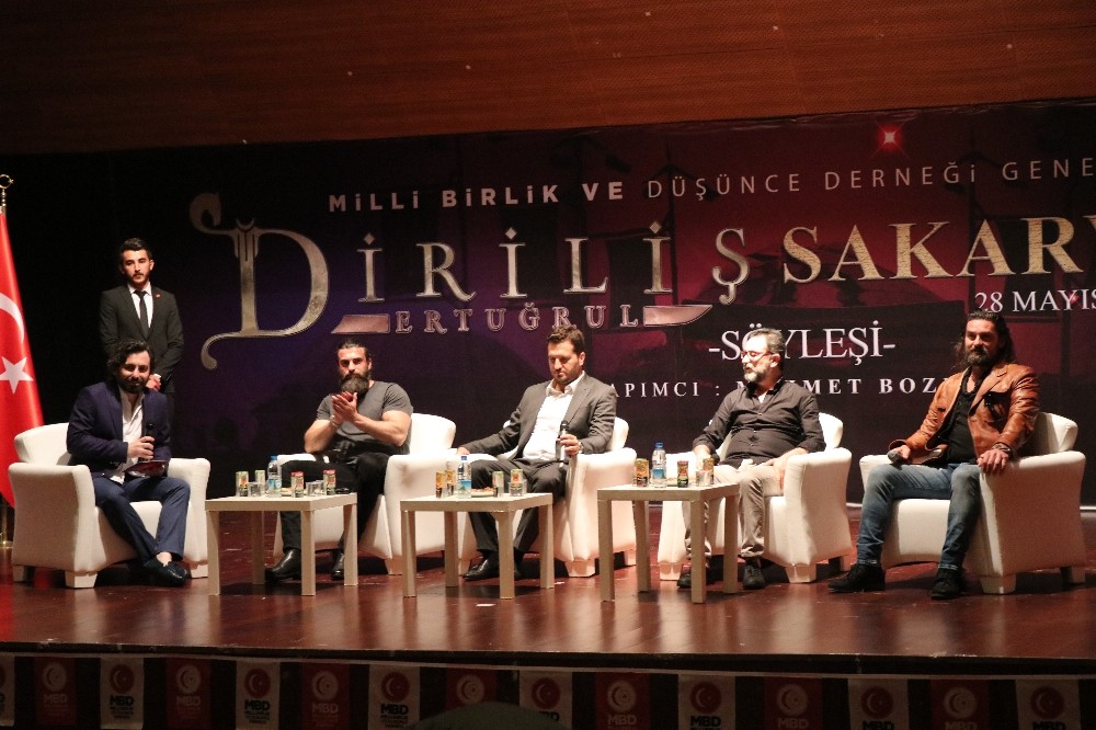 Diriliş Ertuğrul dizisinin oyuncuları Sakarya’da söyleşiye katıldı