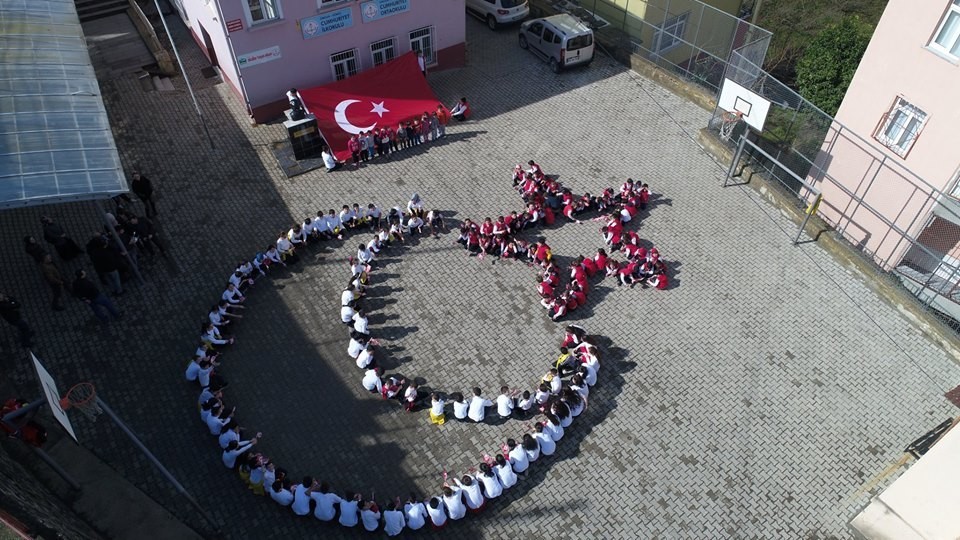 Öğrencilerden Mehmetciğe ay-yıldızlı destek