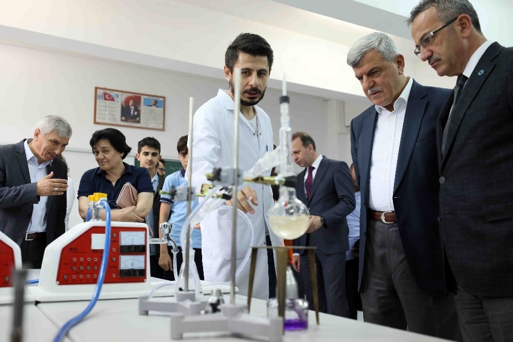 Başkan Karaosmanoğlu: Bilime ve eğitime tam destek veriyoruz”