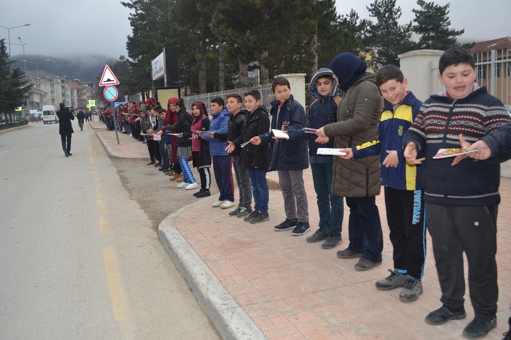 500 öğrenci kitap için köprü oldu