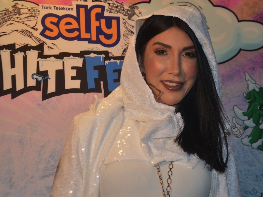 Hande Yener, ″Gündemde şehitlerden başka bir şey olmamalı″