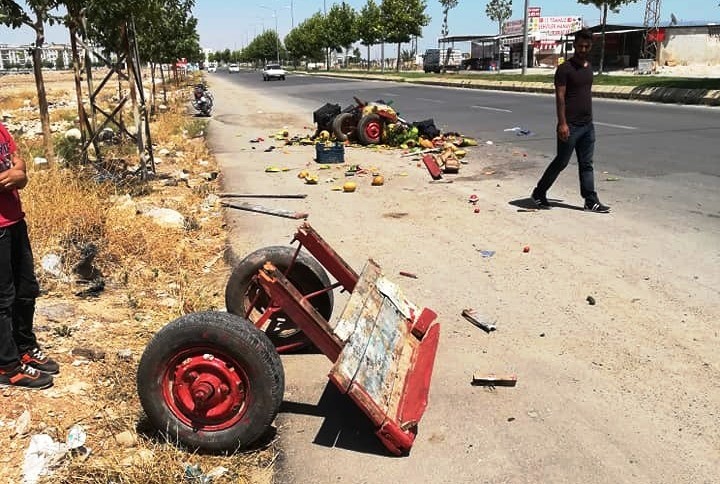 Otomobilin çarptığı at arabası ikiye bölündü