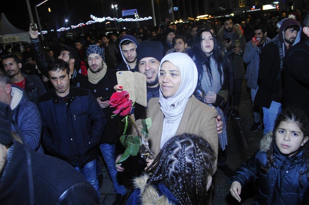 Taksim’de vatandaşlar yeni yıla böyle girdi