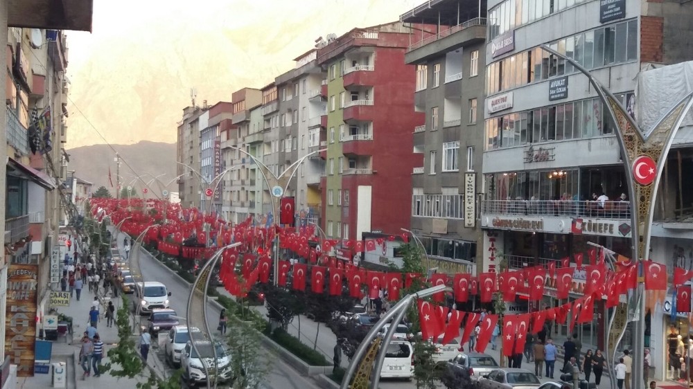 Hakkari Türk bayrakları il ışıldıyor