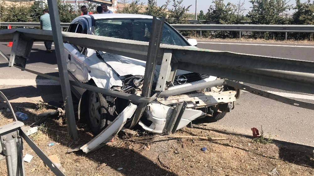 Şanlıurfa’da otomobil bariyere çarptı: 7 yaralı