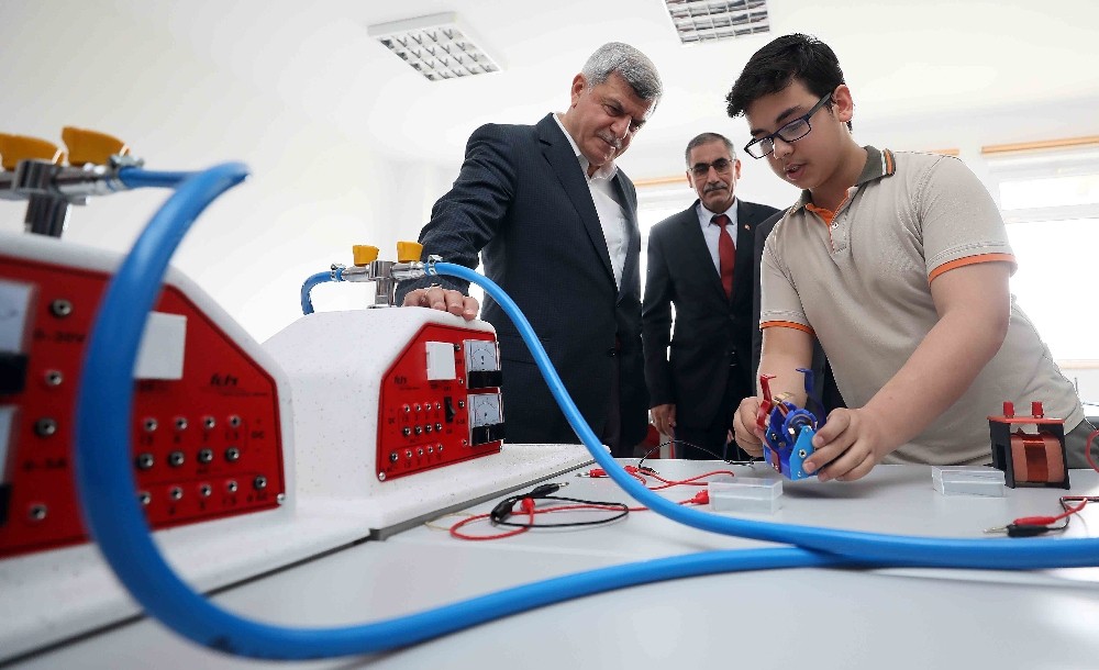 Başkan Karaosmanoğlu, Fen Laboratuvarının açılışını gerçekleştirdi