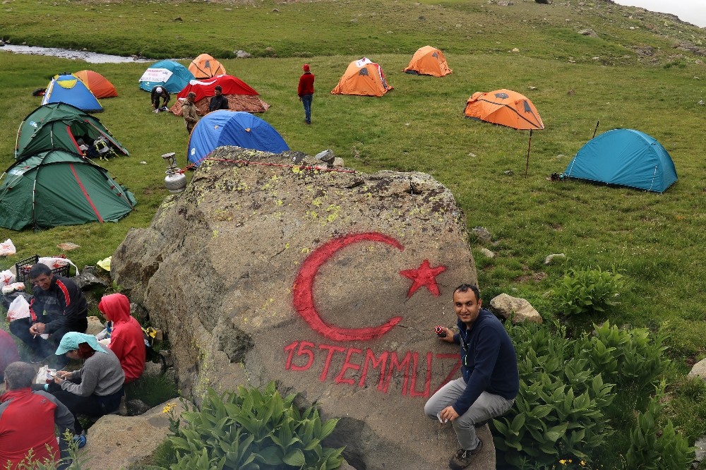 Gümüşhaneli dağcılardan şehitler diyarına 15 Temmuz zirve tırmanışı