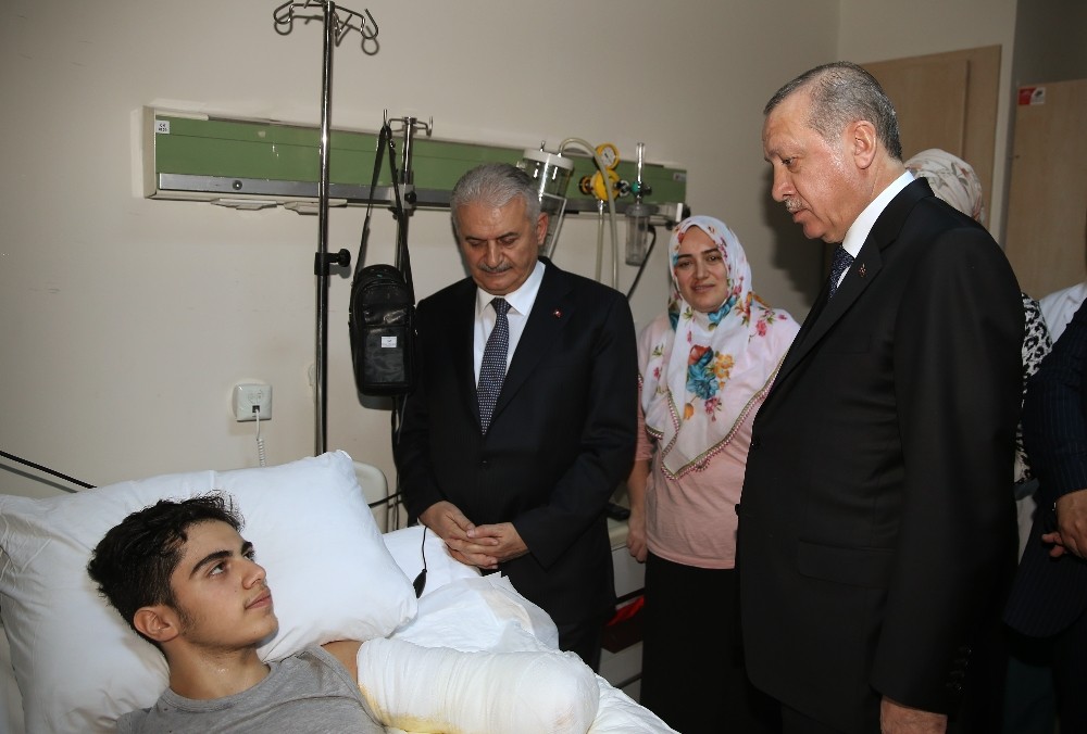 Cumhurbaşkanı Erdoğan ve Başbakan'dan hastane ziyareti.