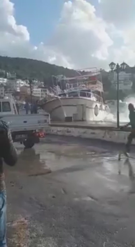 Batma tehlikesi geçiren tekneyi elleriyle tutmaya çalıştılar