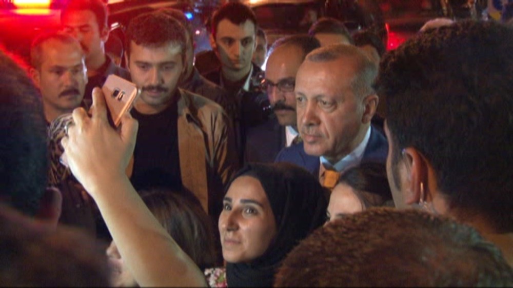 Cumhurbaşkanı Erdoğan TGRT Haber yayını sonrası vatandaşlarla fotoğraf çekildi