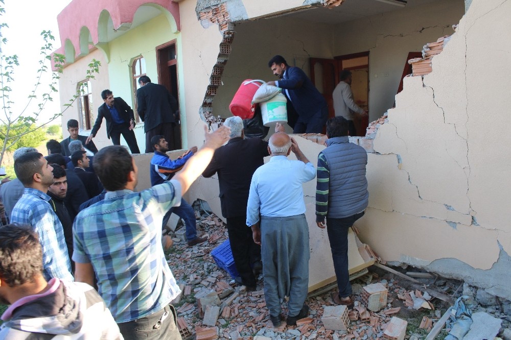 Depremin vurduğu Samat’ta vatandaşlar eşyalarını kurtarma telaşına girdi