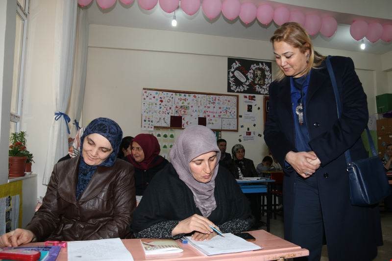 Hakkari Valisi Toprak’ın eşi Dr. Toprak’tan okuma yazma kurslarına ziyaret