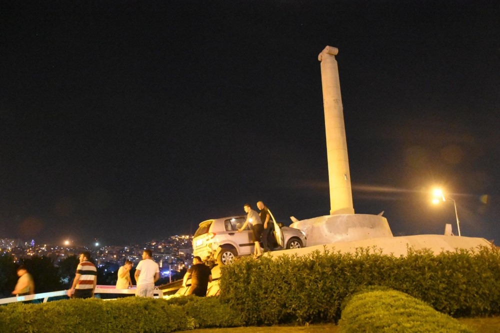 Kontrolden çıkan araç Smyrna Anıtı’nın tepesine çıktı