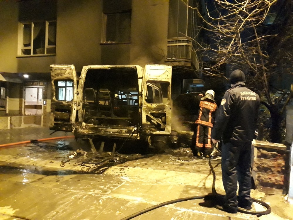Başkent’te park halindeki araçlar alev alev yandı