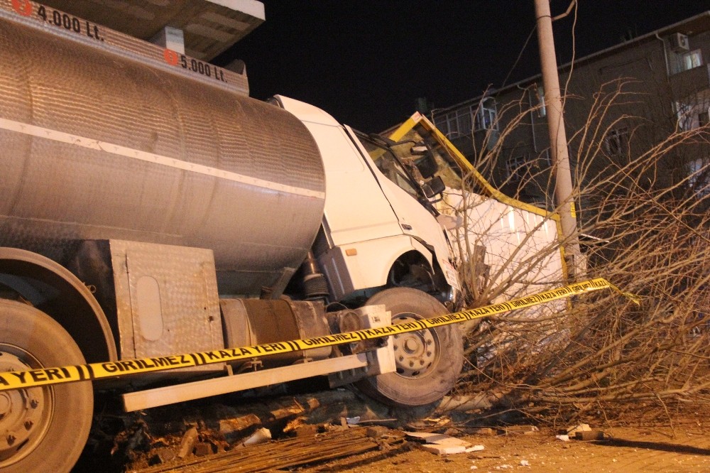 Freni boşalan tanker bekçi kulübesine girdi