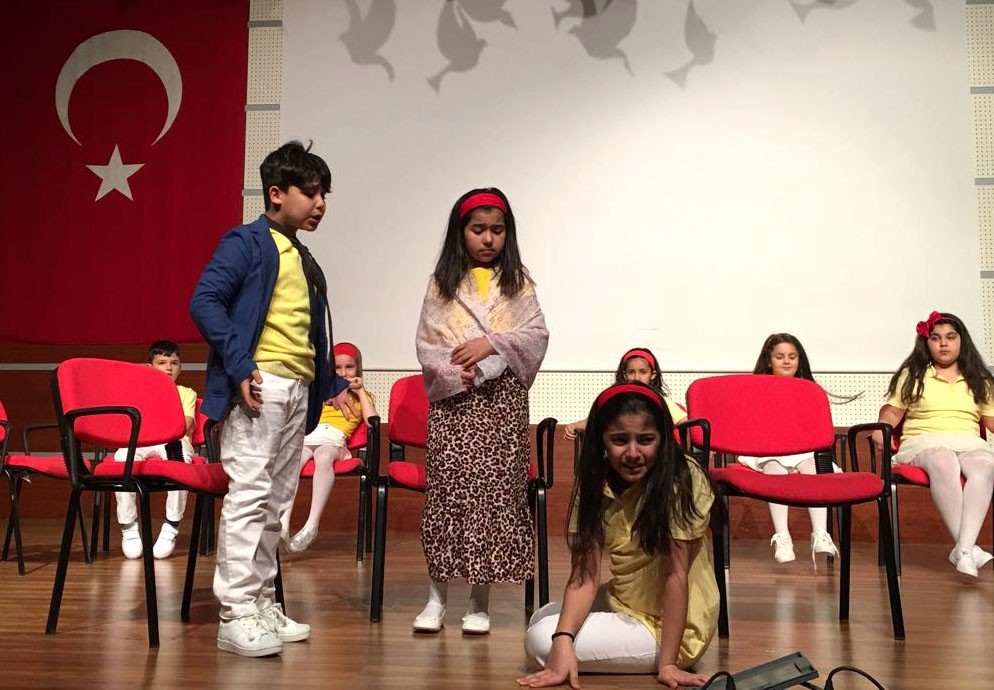 Öğrenciler sahne performanslarıyla göz doldurdu