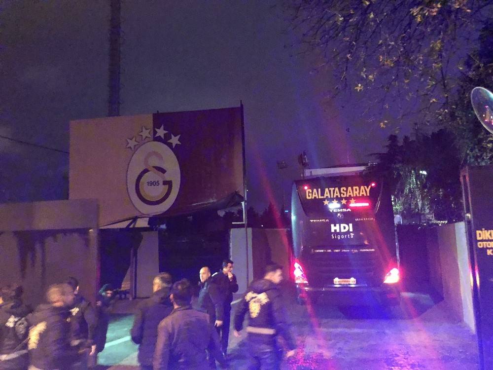 Galatasaray taraftarından havaalanı ve Florya’da protesto