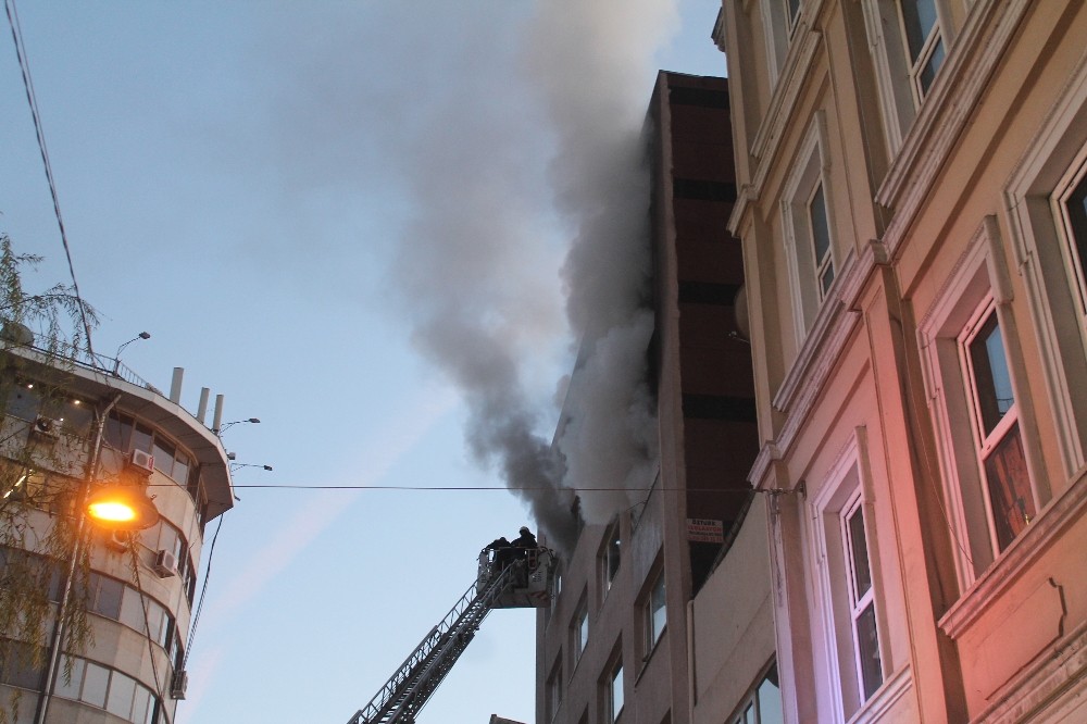 Beyoğlu’nda iş hanında patlama