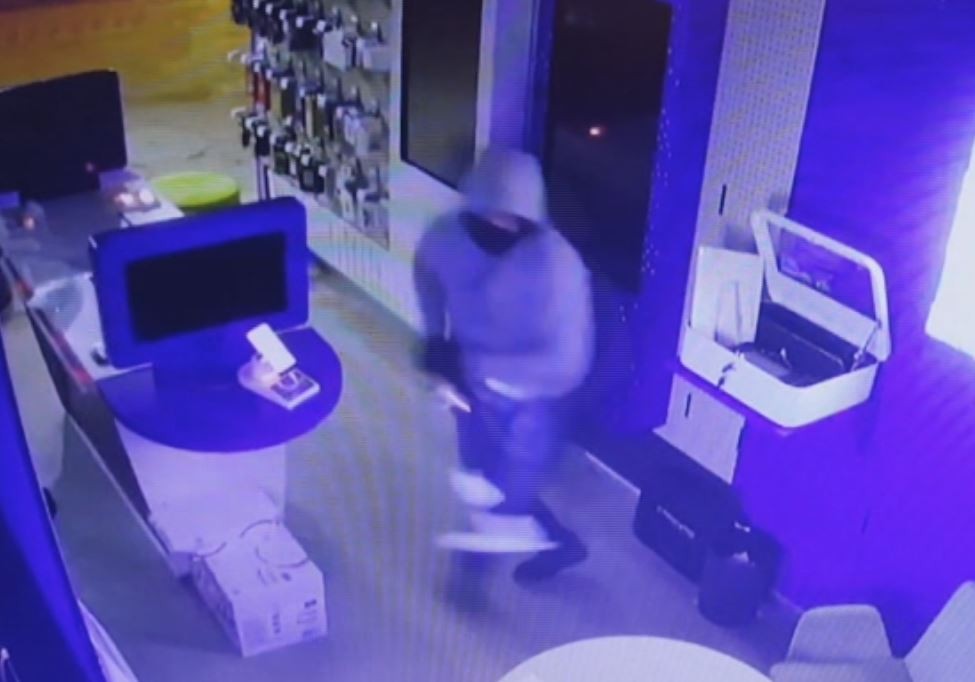 Maskeli 4 soyguncunun 30 saniyede yaptığı hırsızlık kamerada