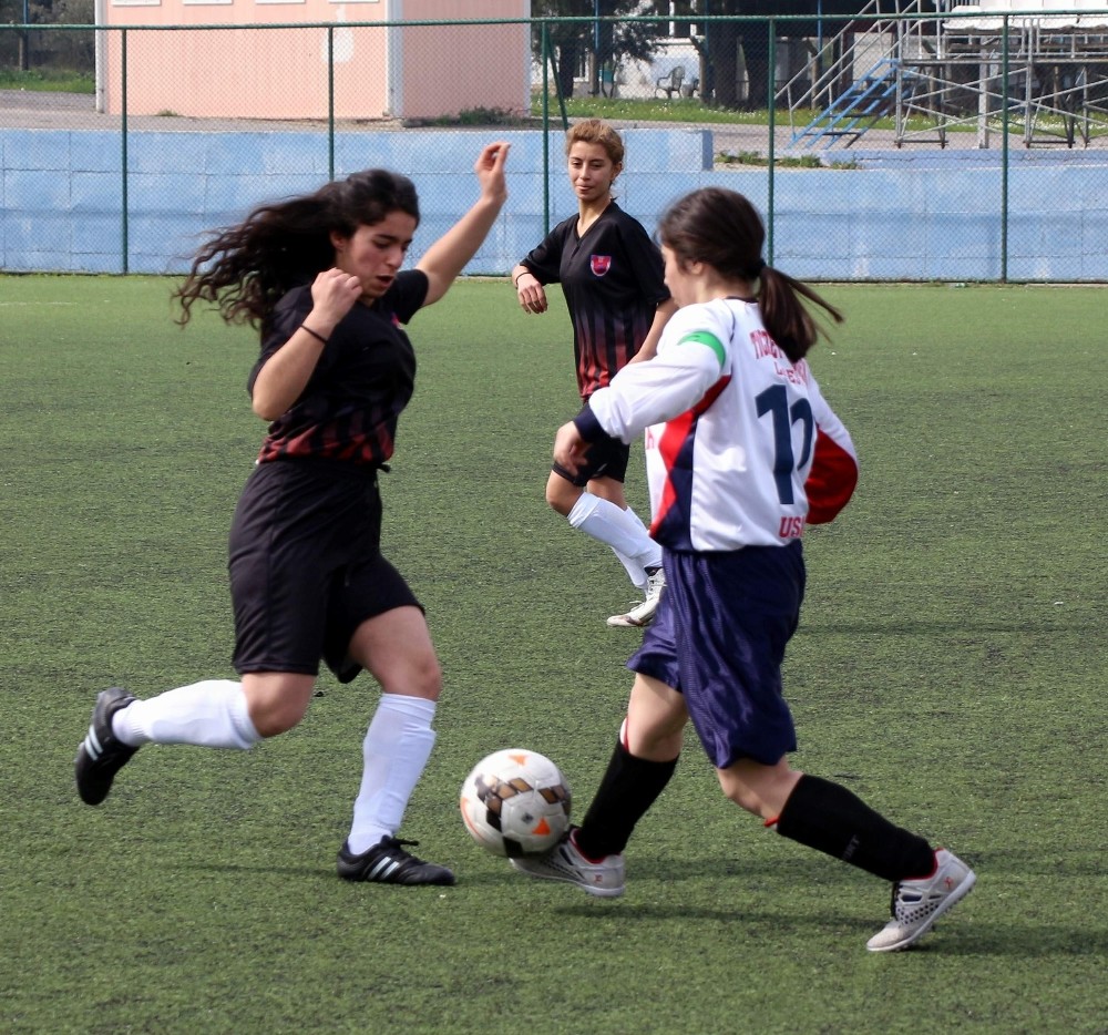 Okullar arası futbol grup müsabakaları Manisa’da başladı