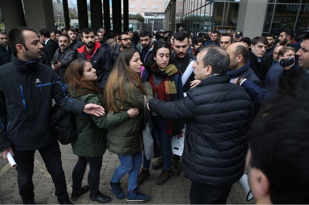 Belediye önünde açıklama yapan Halkevi üyelerine tepki gösterdiler