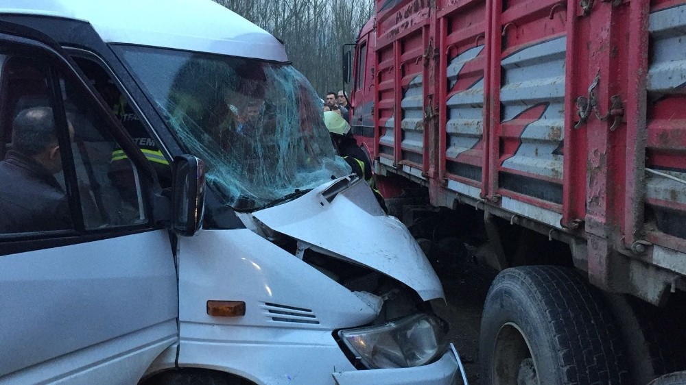 Servis minibüsü ile kamyon çarpıştı: 4 yaralı