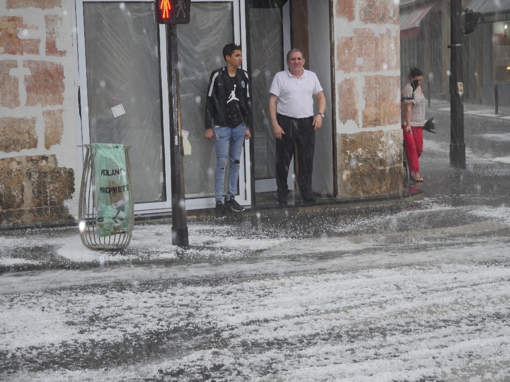 Paris’te dolu yağışı