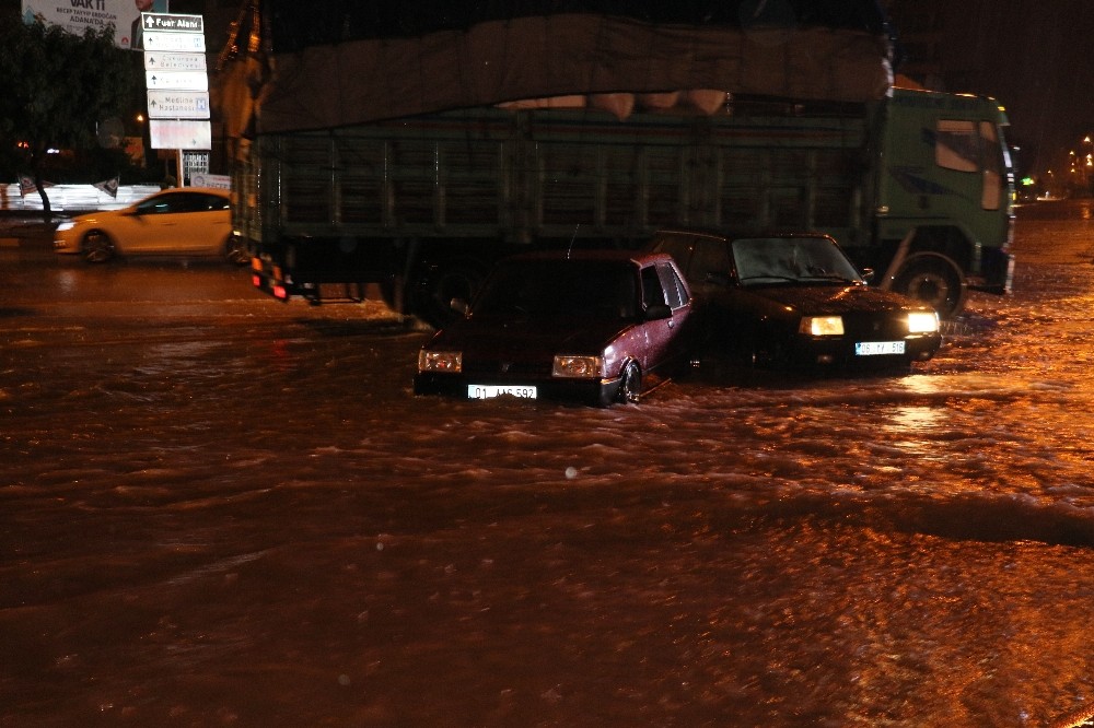 Adana’da sağanak yağışa teslim oldu