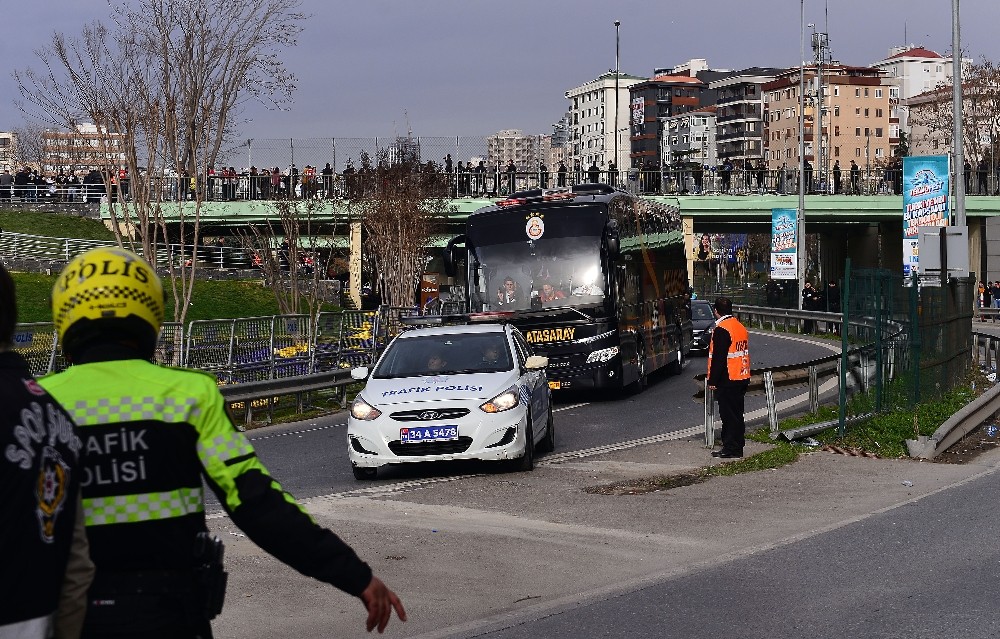 Takımlar stada ulaştı