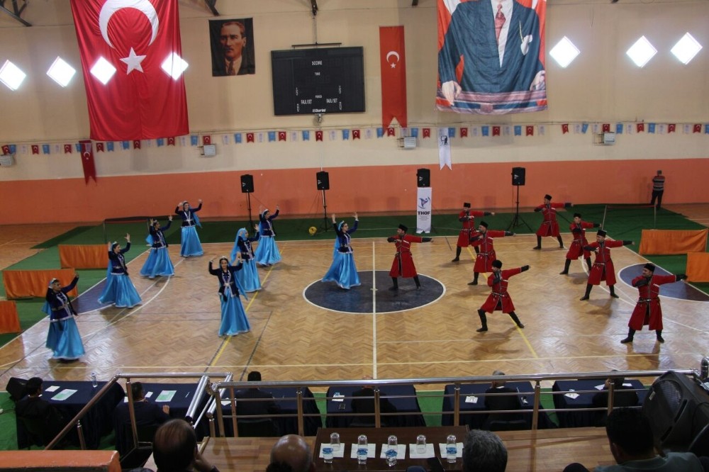 Ardahan Belediyesi Kış Güneşi Halk Dansları İl şampiyonasında birinci oldu