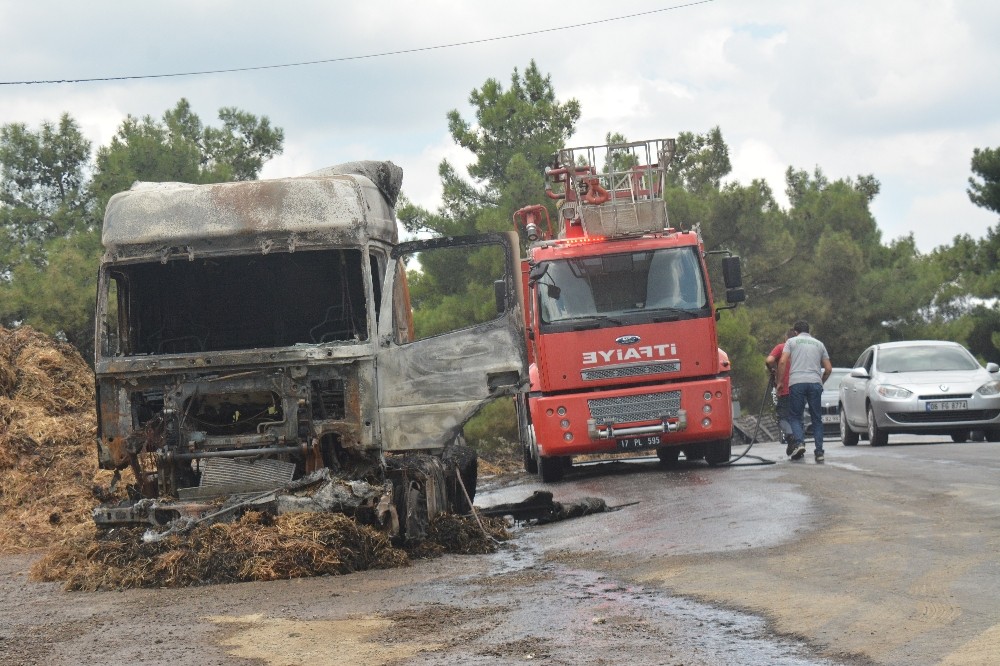 Çanakkale’de saman yüklü TIR yandı