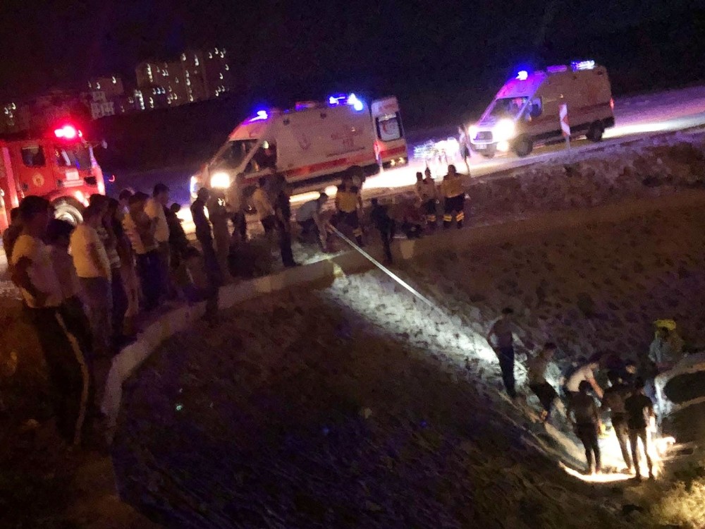 Hatay’da otomobil dereye uçtu: 2 yaralı