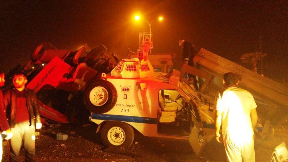 Kontrolden çıkan tır nöbet tutan polislerin arasına daldı