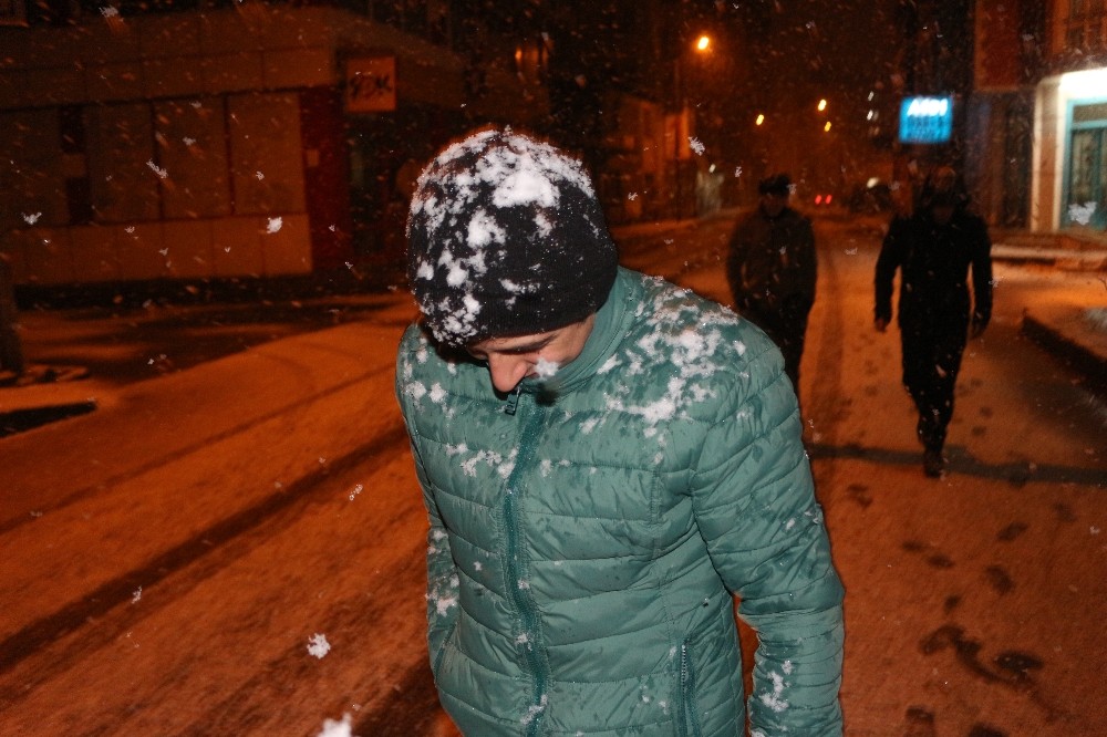 Ağrı’da lapa lapa kar yağıyor