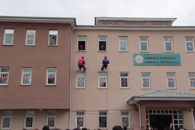 AFAD, “Afete Hazır Okul” kapsamında öğrencileri bilgilendiriyor