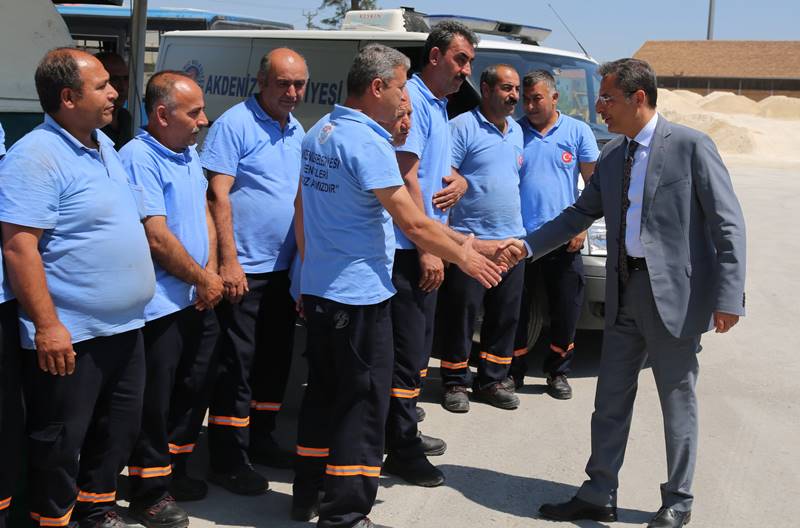 Akdeniz Belediyesi'nde taşerondan kadroya geçen işçilerin zam sevinci