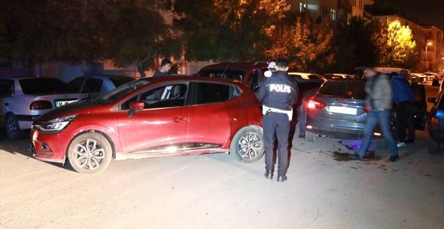 Alkollü sürücü polis aracına çarptı