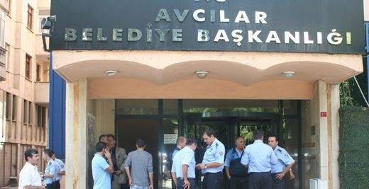 Avcılar Belediyesi önünde maaş isyanı