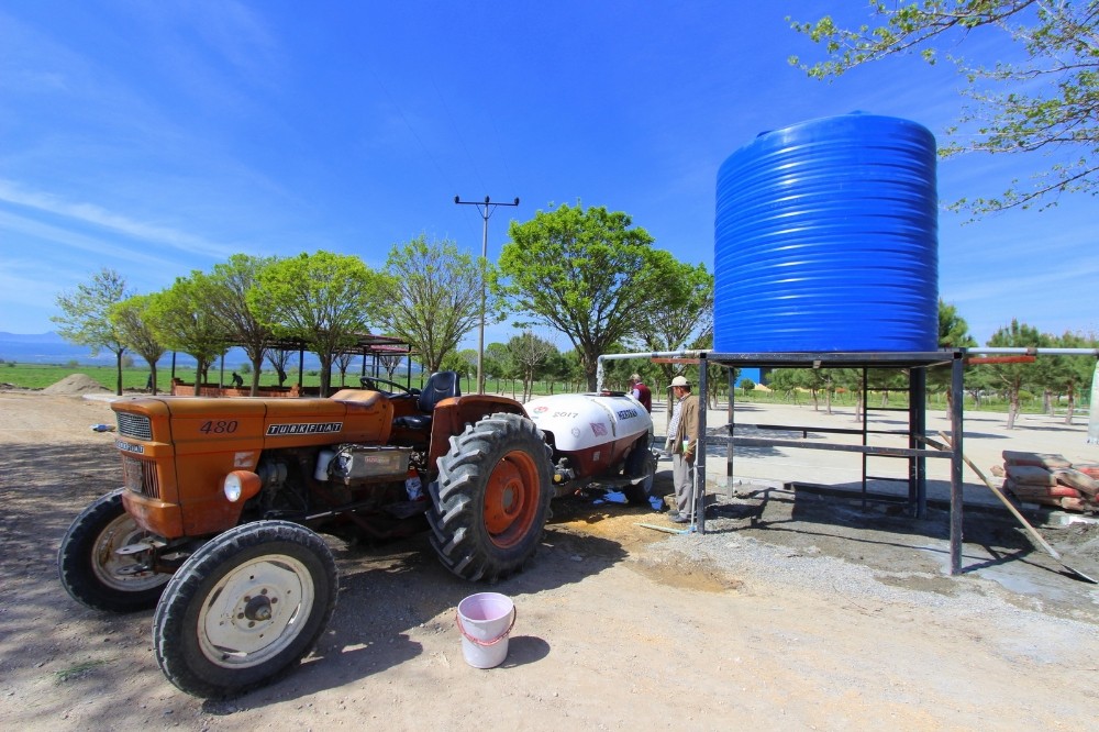 Saruhanlı Belediyesinden çiftçiye ilaç suyu desteği