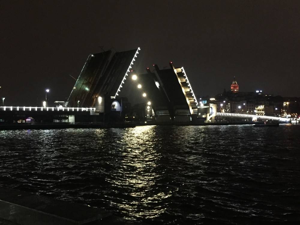 Galata ve Atatürk köprüsü deniz trafiğine açıldı