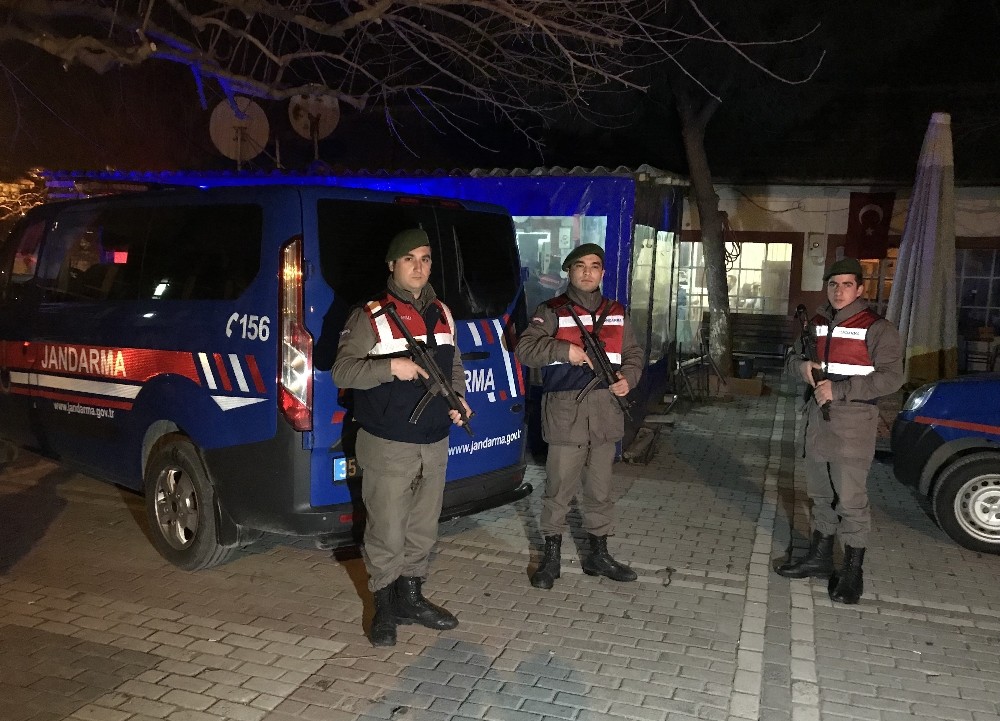 İzmir’de amca çocuklarının alacak verecek meselesi kanlı bitti