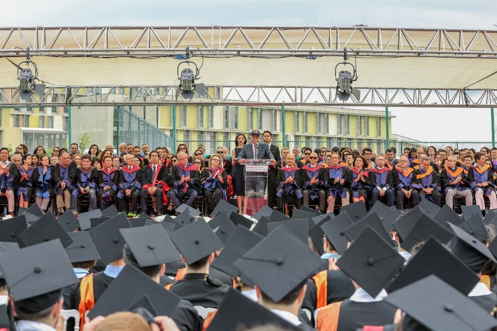 Özyeğin Üniversitesi’nde mezuniyet heyecanı