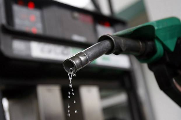 Benzine 12, motorine 18 kuruş zam yapıldı