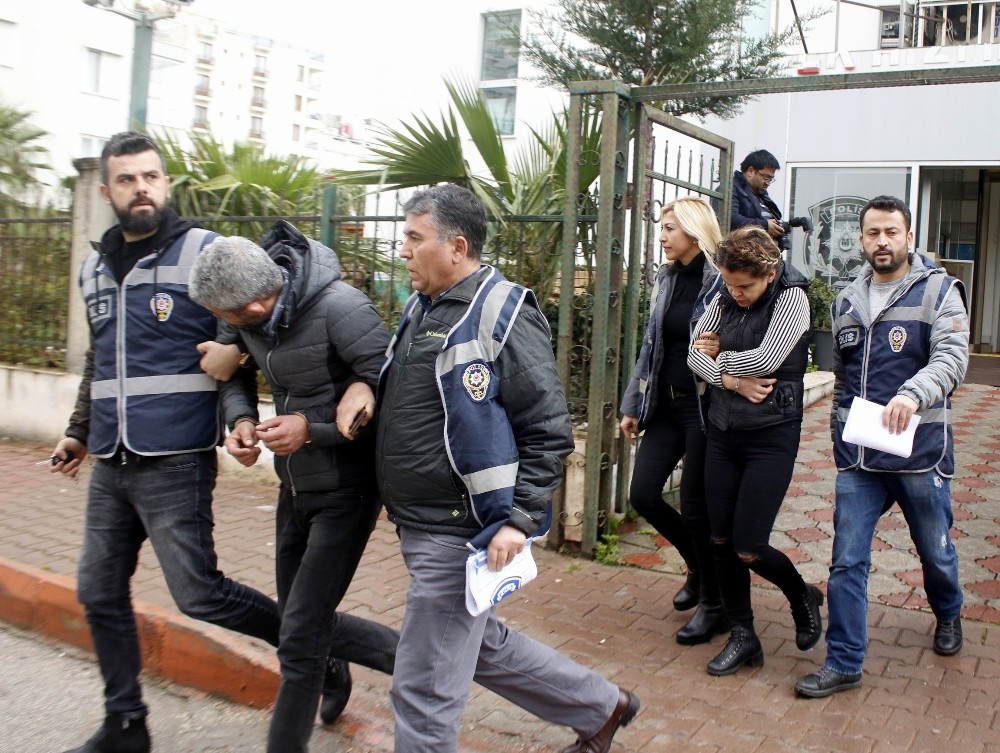 Başındaki kasketi çıkarttı, polis düğmeye bastı