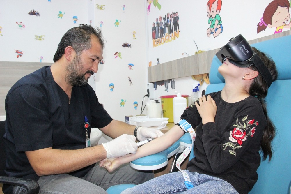 Çocuk hastalar, sanal gerçeklik gözlüğü ile tedavi ediliyor