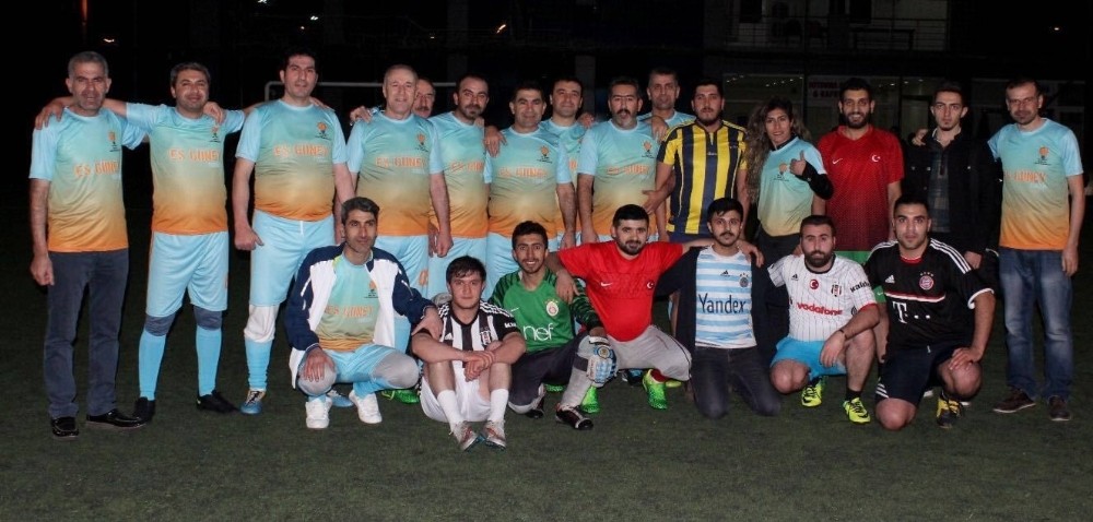 AK Partililer arasında dostluk maçı