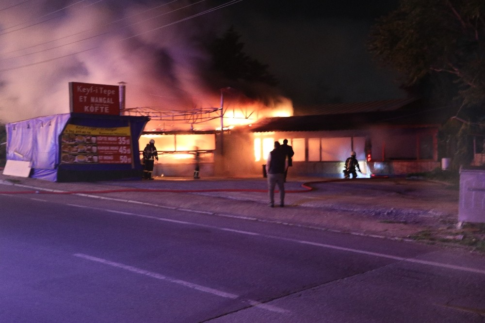 Sahur vakti çıkan yangın restoranı kül etti